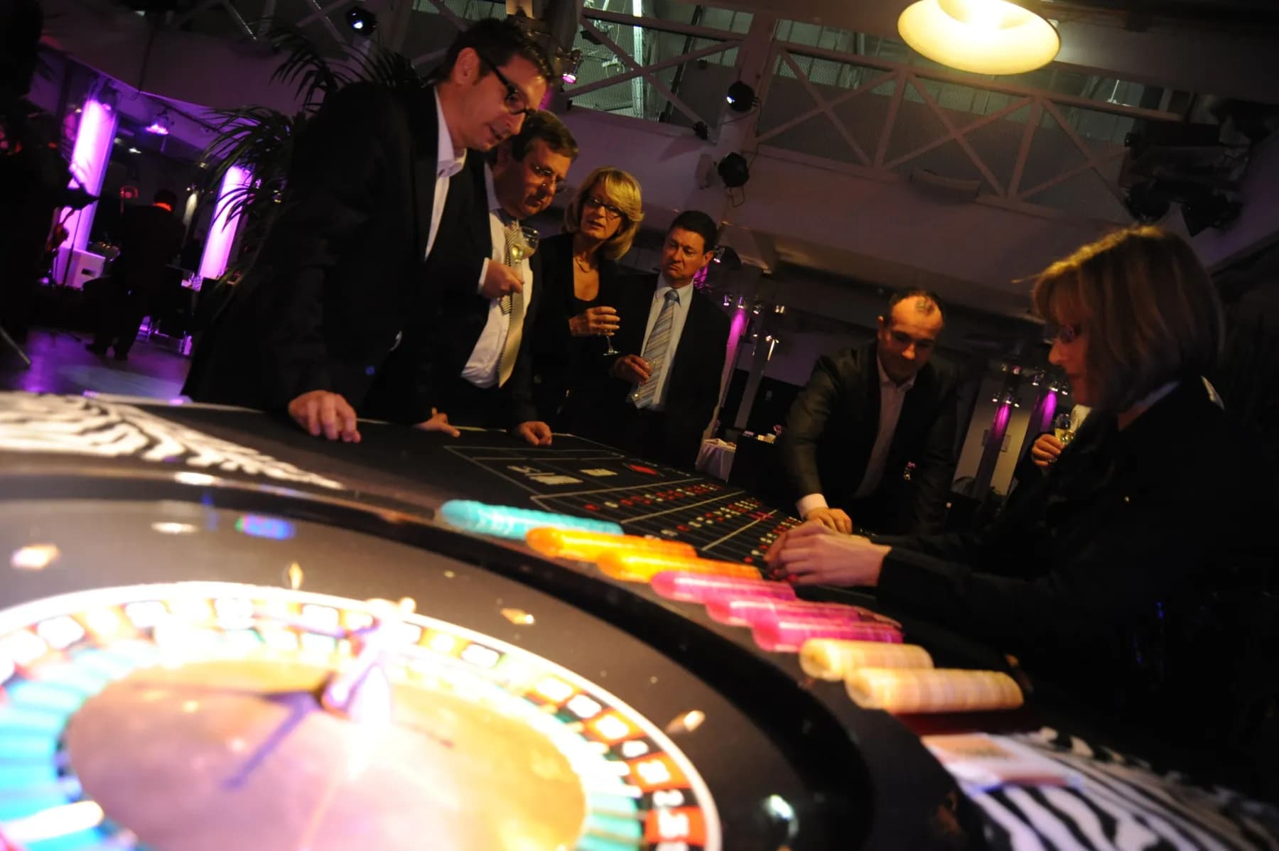 Invités autour de la roulette lors d’une soirée d’entreprise