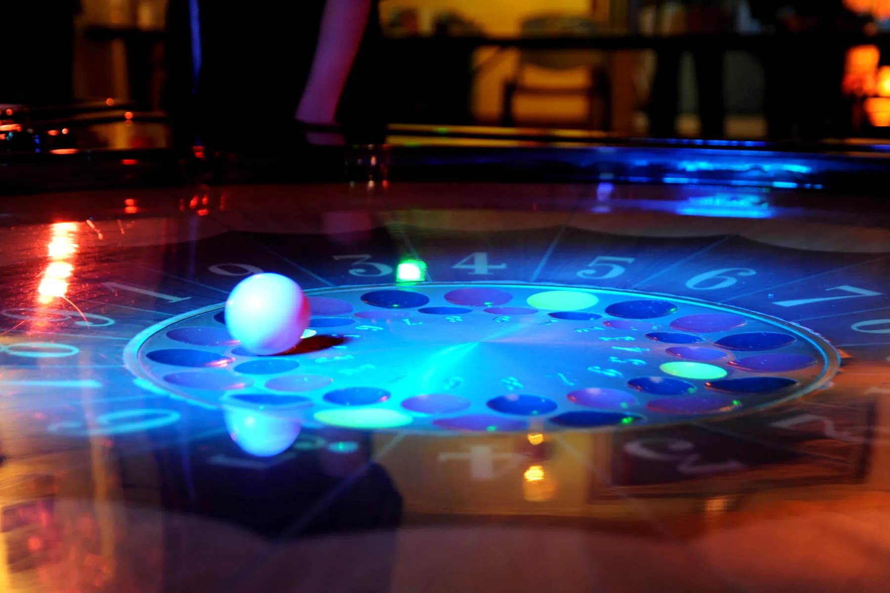 Jeu de la boule sous un éclairage bleu néon