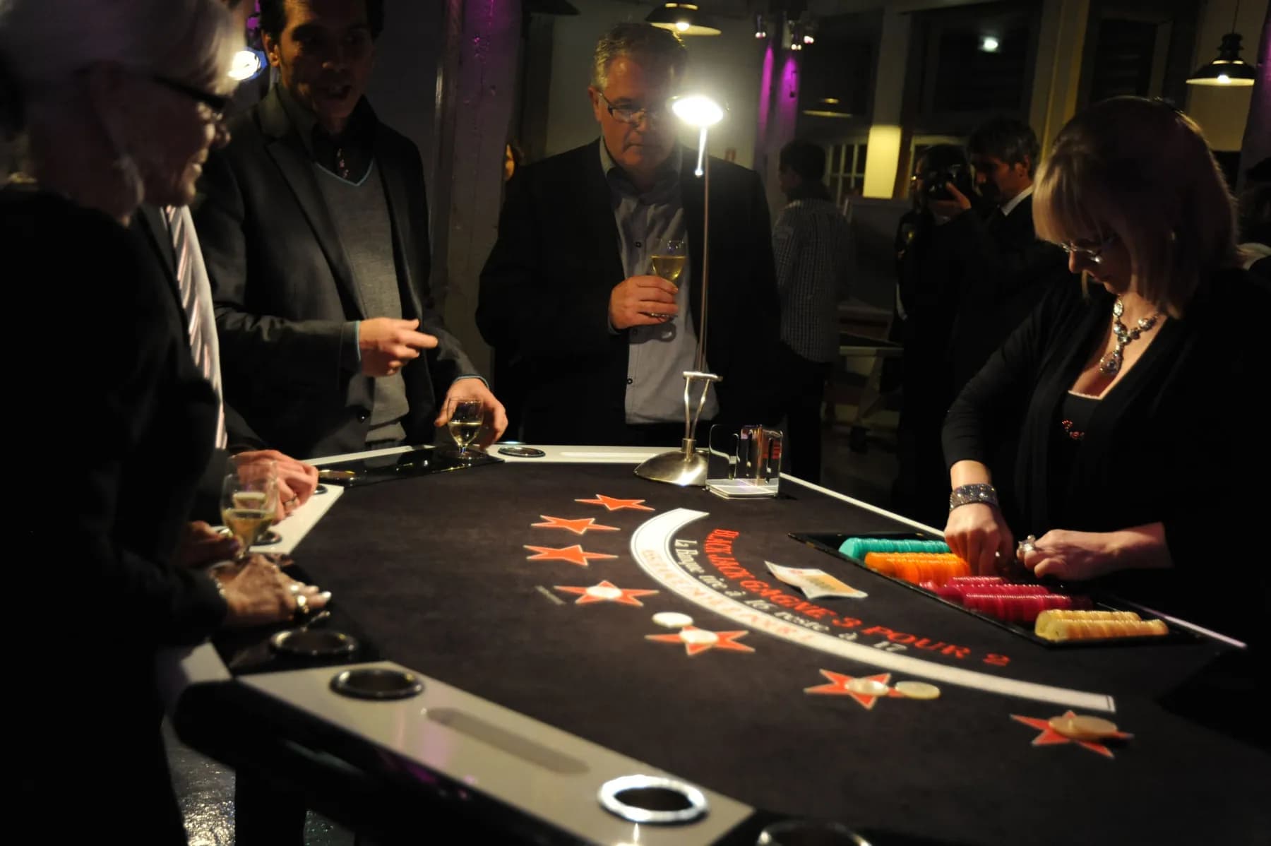 Invités autour d’une table de blackjack
