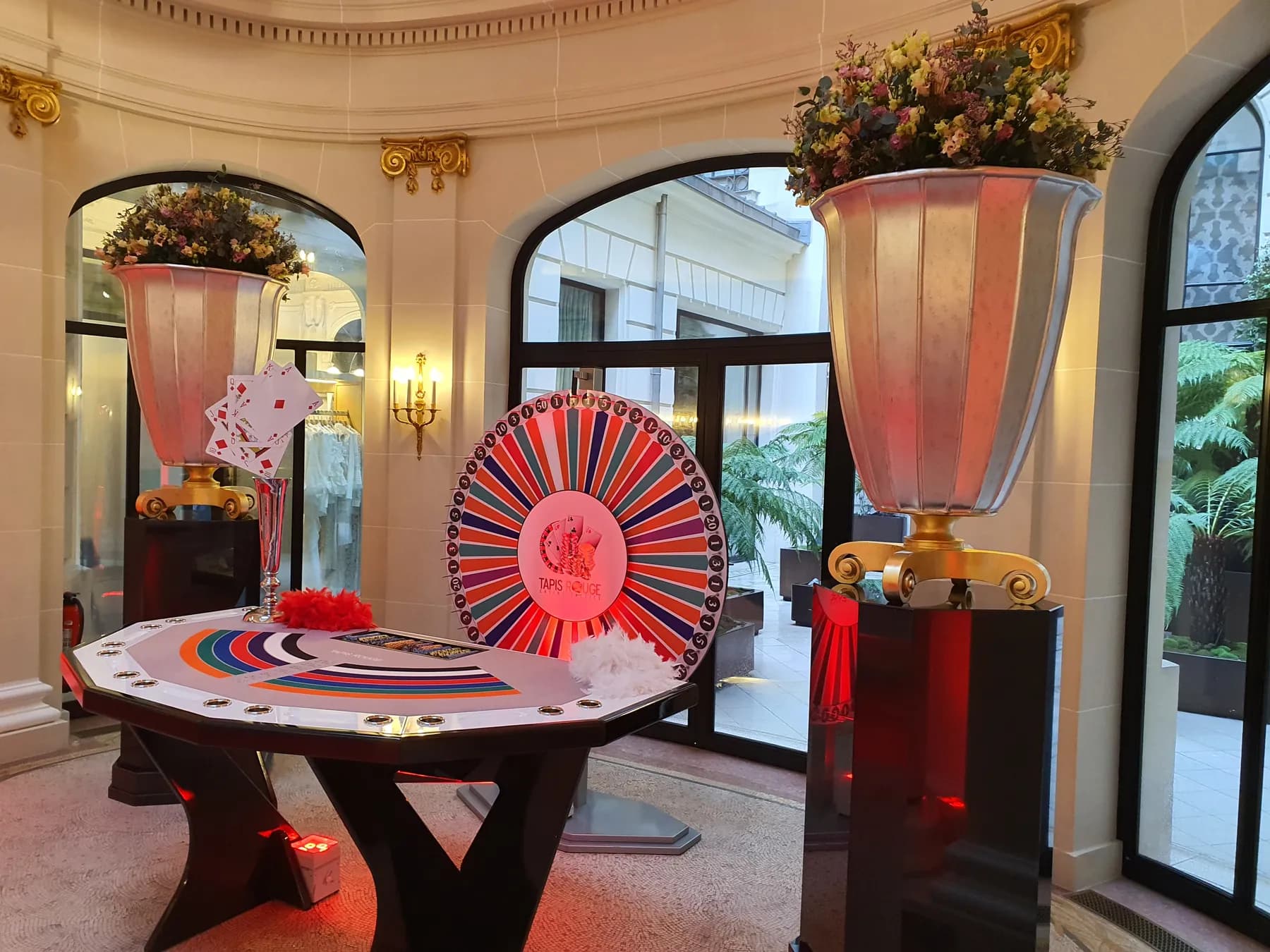 Roue de la chance dans un salon de réception à colonnes